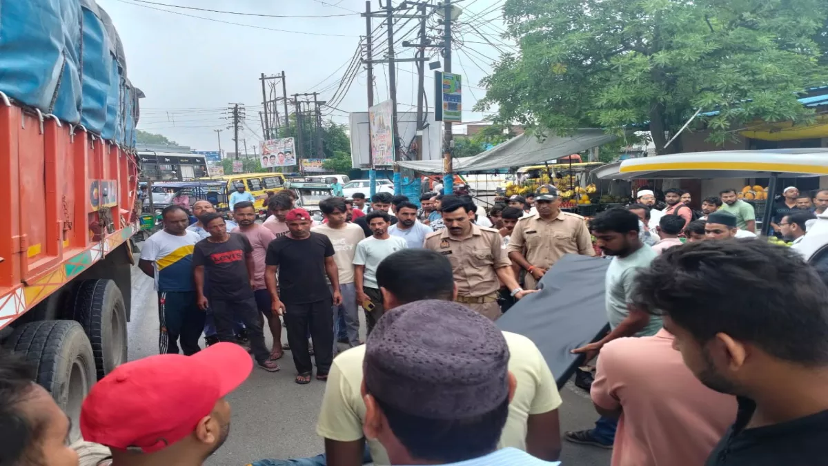 Muzaffarnagar : खतौली में दिल दहलाने वाली घटना, ट्रक स्टार्ट होते की पहिये के नीचे लेट गया युवक, मौत