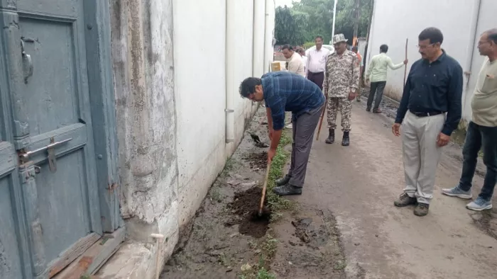 बरेली में नगर आयुक्त ने फावड़े से नाली साफ की।