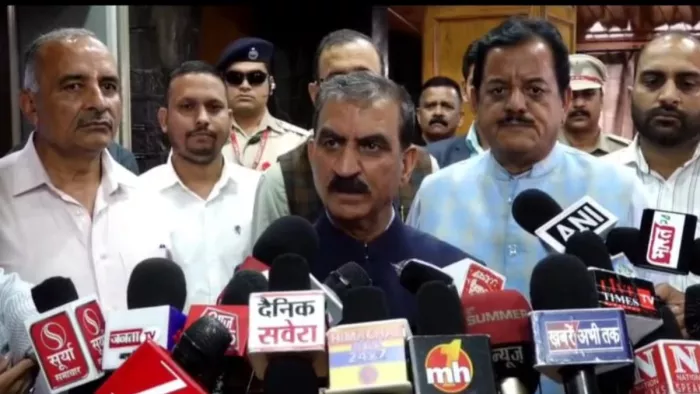 शिमला में पत्रकारों से बातचीत करते मुख्यमंत्री सुक्खू।