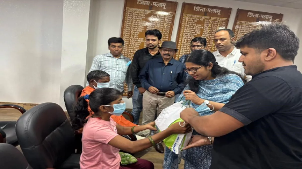 Palamu News: पलामू डीसी ने टीबी के दो मरीज़ों को लिया गोद, प्रदान किए फूड बास्केट, रखेंगी पूरा ख्याल