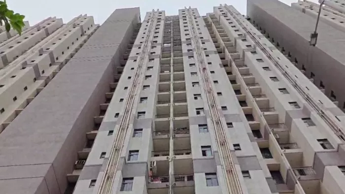 दिल्ली के मनसा देवी अपार्टमेंट में युवती का संदिग्ध शव। फोटो जागरण