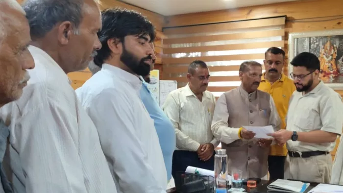 सिरमौर के पांवटा साहिब में एसडीएम के माध्यम से मुख्यमंत्री को ज्ञापन सौंपते विधायक व किसान।
