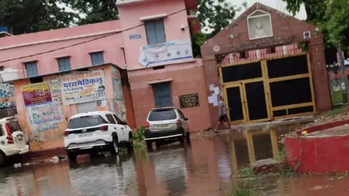 कुछ घंटे की बारिश में झील बन गया हिलसा का सूर्य मंदिर परिसर