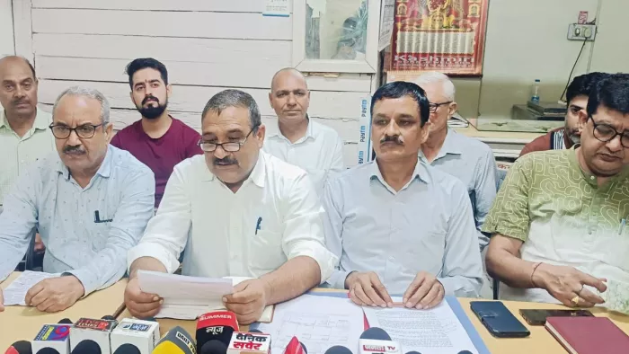 बिजली बोर्ड कर्मचारी यूनियन के प्रदेश अध्यक्ष कुलदीप सिंह खरवाड़ा पत्रकारों से बातचीत करते हुए।