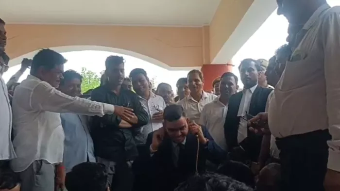 आईएएस ने कान पकड़कर लगाई उठक-बैठक, मांगी माफी।