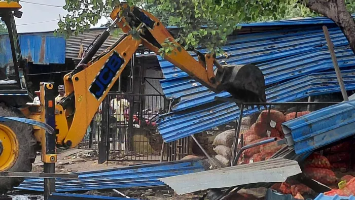 Moradabad News: प्रशासन ने मंडी में बुलडोजर चलाकर ध्वस्त किए अतिक्रमण।