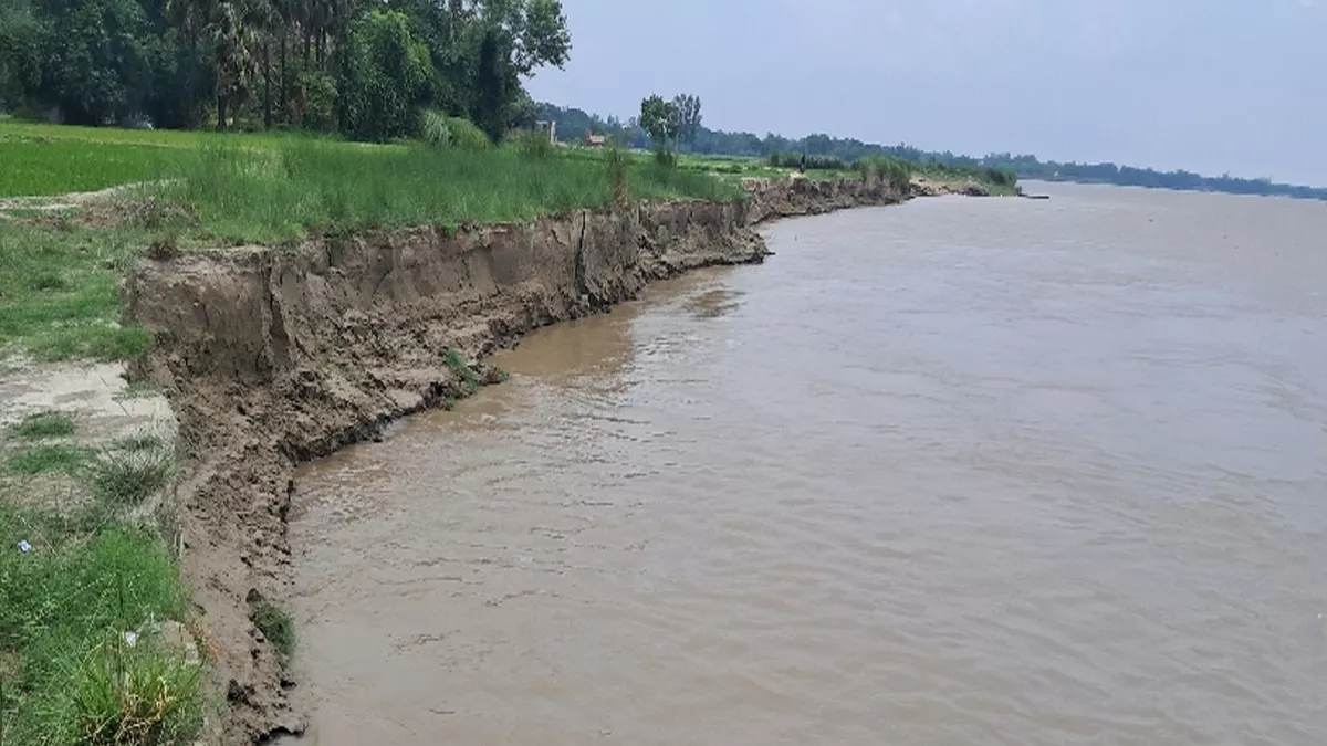 सरयू नदी में पानी बढ़ने के साथ ही कटाव हुआ तेज, कृषि योग्य भूमि नदी में गिरना चालू
