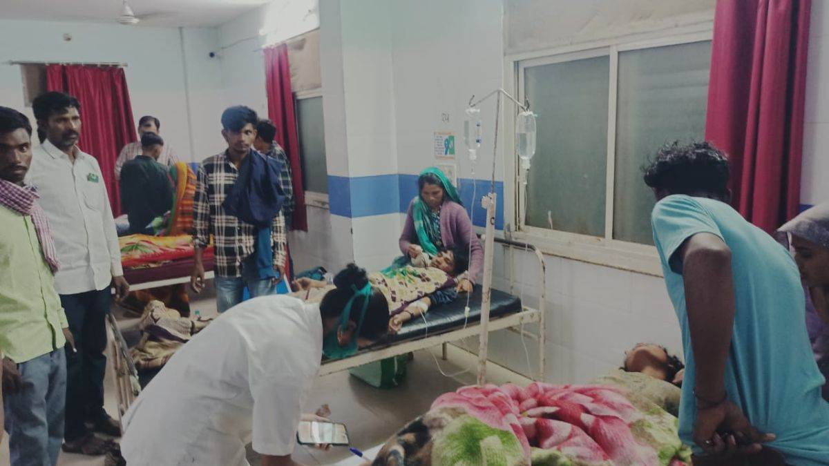 khargone pilgrims injured as pickup truck overturns near nagalwadi