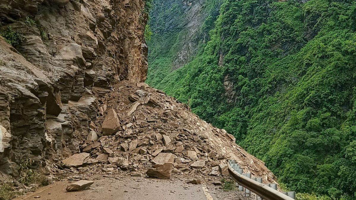 landslide in mandi himachal pradesh manali highway blocked due to heavy rain