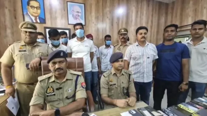 ठगी करने वाले आरोपितों के बारे में जानकारी देते एडीसीपी ग्रेटर नोएडा सुधीर कुमार।