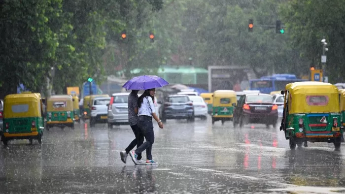 Weather Updates: दिल्ली-एनसीआर सहित देश के कई राज्यों में आज बारिश का अलर्ट।