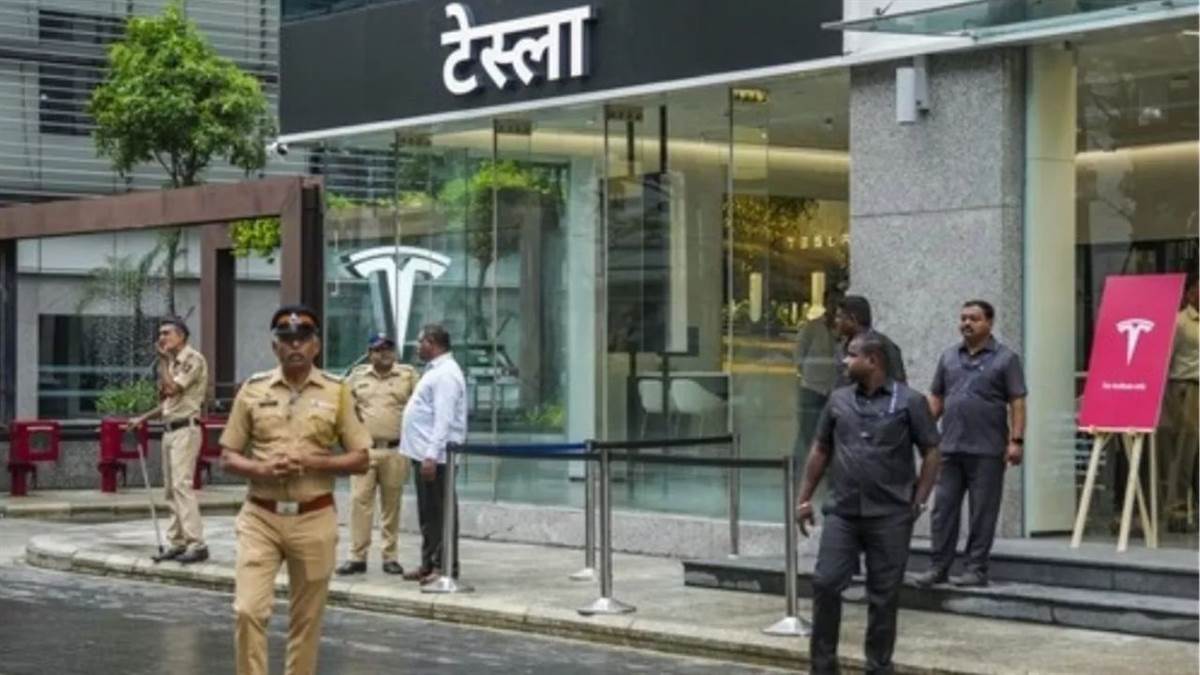 https://www.jagranimages.com/images/newimg/29072025/29_07_2025-tesla_showroom_mumbai_020042_23997625.jpg
