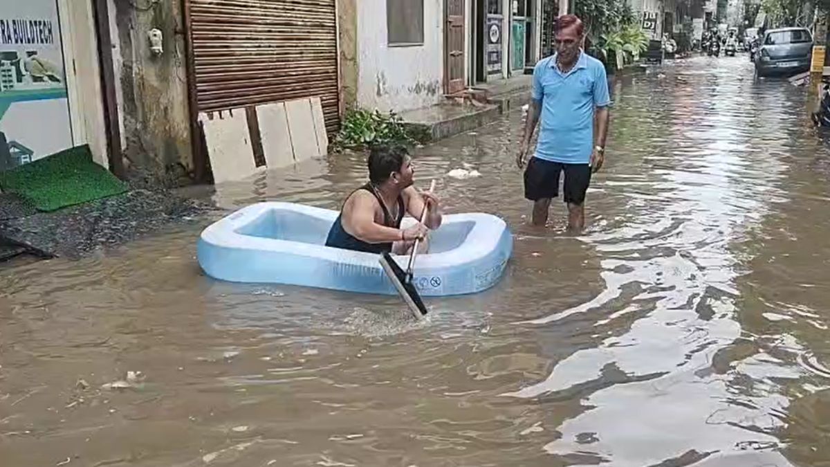 जैकबपुरा में तीन फुट तक जलभराव हो गया। ऐसे में लाेगों ने प्लास्टिक के स्विमिंग पूल को ही नाव बना लिया और वाइपर से चलाने लगे।