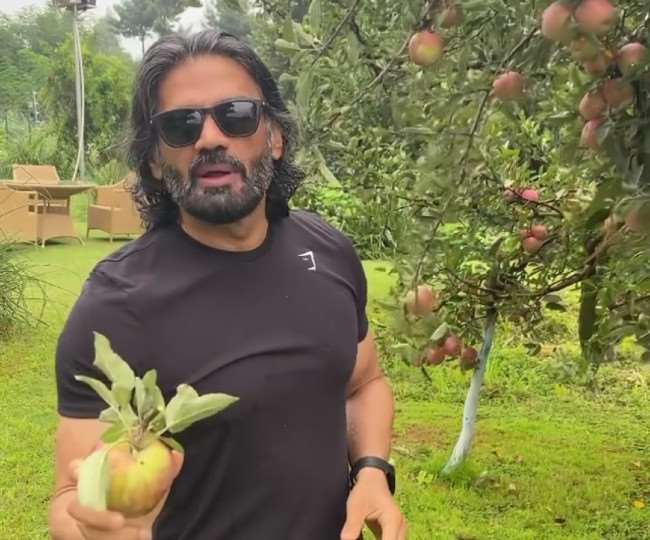 Suniel Shetty Plucking Apples from tree And Taste Quick Reaction After Seen  Camera