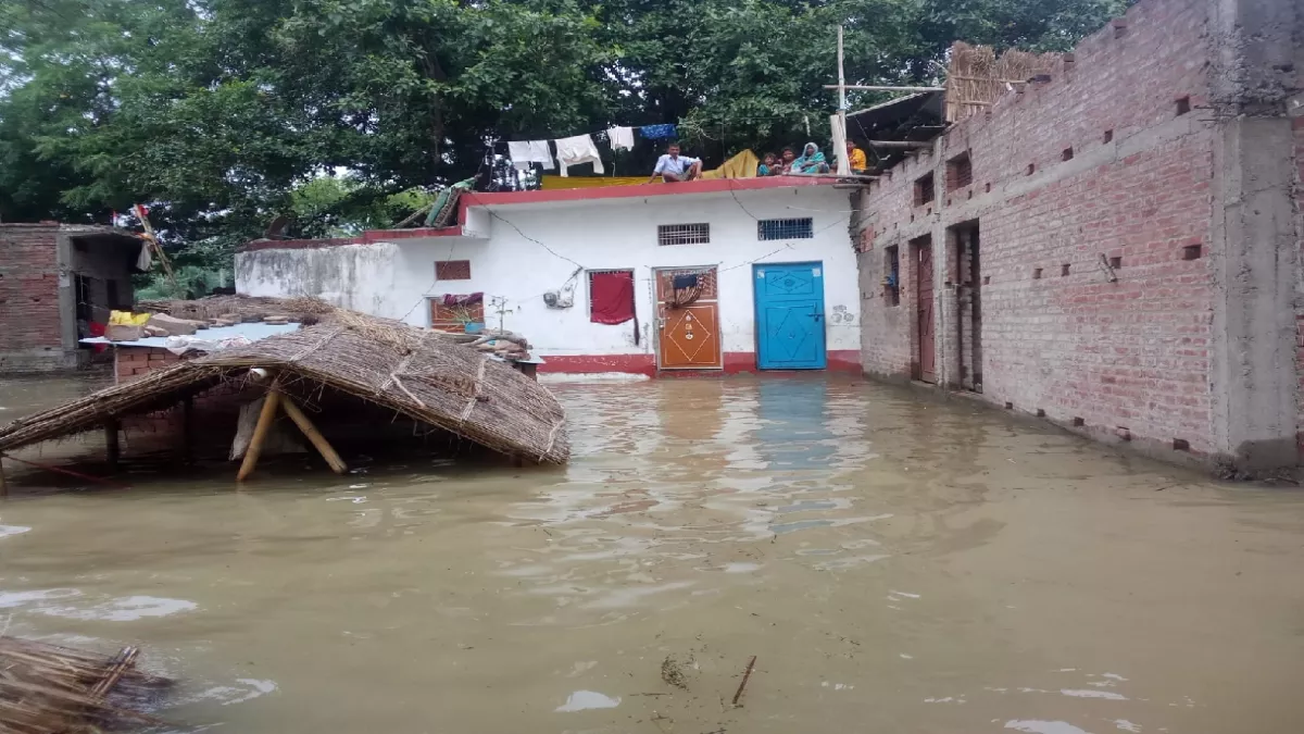 Flood in Ballia : पानी के बीच बदहाल लोगों का जीवन, घर डूब जाने के कारण दिन-रात छत पर कर रहे गुजारा