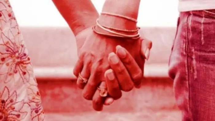 Jharkhand News: झारखंड के गुमला में पत्नी को उसके प्रेमी से मिलाना चाहता है पति।