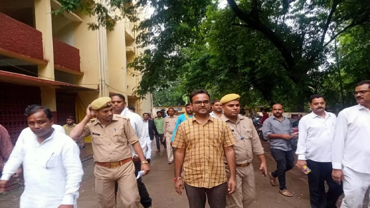 Banda News : पूर्व विधायक बृजेश कुमार प्रजापति समेत पांच को जेल, खनिज अधिकारी को बंधक बनाकर मारपीट का आरोप
