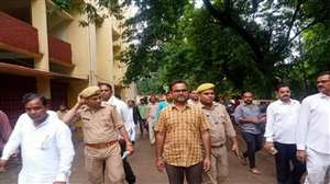 Banda News पूर्व विधायक बृजेश कुमार प्रजापति को कोर्ट से जेल ले जाती पुलिस।