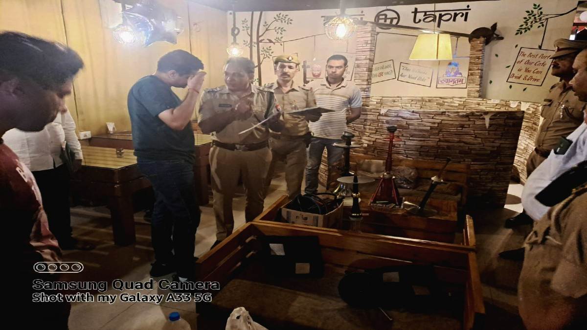 Raid in Hookah Bae बरेली में रात अपने शबाब पर थी, कई कैफे में चल रहा