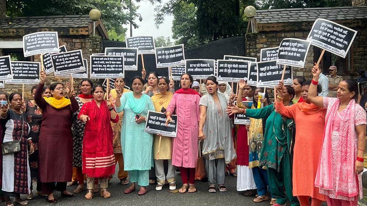 Uttarakhand News : Women Congress Workers Marched To Cm Residence In  Dehradun - Uttarakhand Politics: देहरादून में महिला कांग्रेस कार्यकर्त्ताओं  ने किया सीएम आवास का घेराव