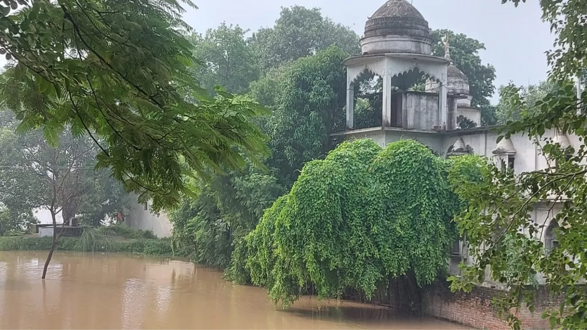 Flood in Bhadohi : गंगा की प्रलयंकारी लहरों की वजह से उजड़ रही गृहस्थी, बाढ़ से घिरी इंसानी बस्तियां