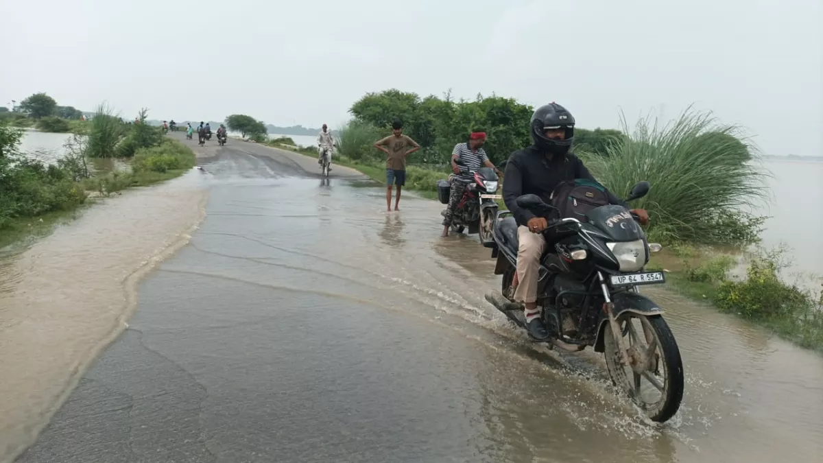 Flood In Mirzapur : गंगा का जलस्‍तर बढ़ने से निचले इलाकों में त्राहि त्राहि, शुरू हो गया तटवर्ती इलाकों में पलायन