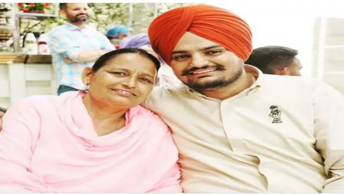 Sidhu Moose Wala Murder: दिवंगत पंजाबी गायक सिद्धू मूसेवाला मां के साथ। (फाइल फाेटाे)
