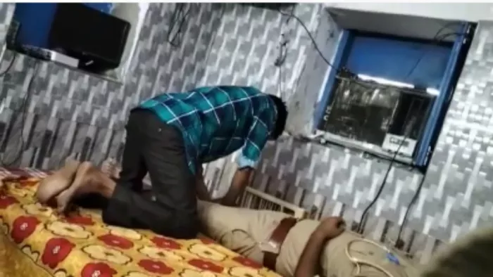 चौकी के अंदर बेड पर लेटे दारोगा के पैर दबा रहा था फरियादी, वीडियो वायरल।