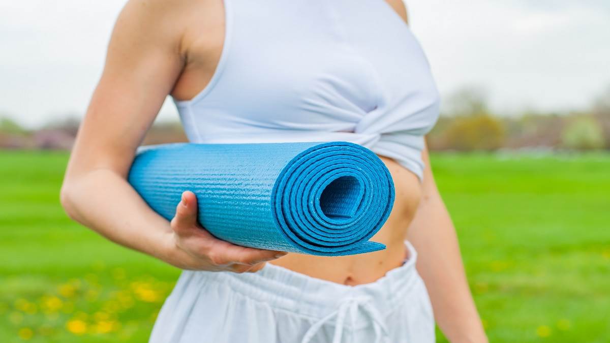 Yoga Mats: घर पर योगासन और स्ट्रेचिंग होगी और भी आसान, कम दाम में पाएं सबसे बढ़िया योगा मैट्स