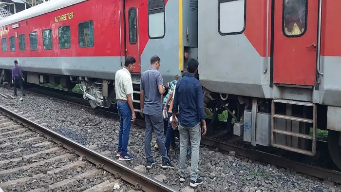 अंडाल स्टेशन पर हमसफर एक्सप्रेस के कमरे को अलग करते रेल कर्मी।