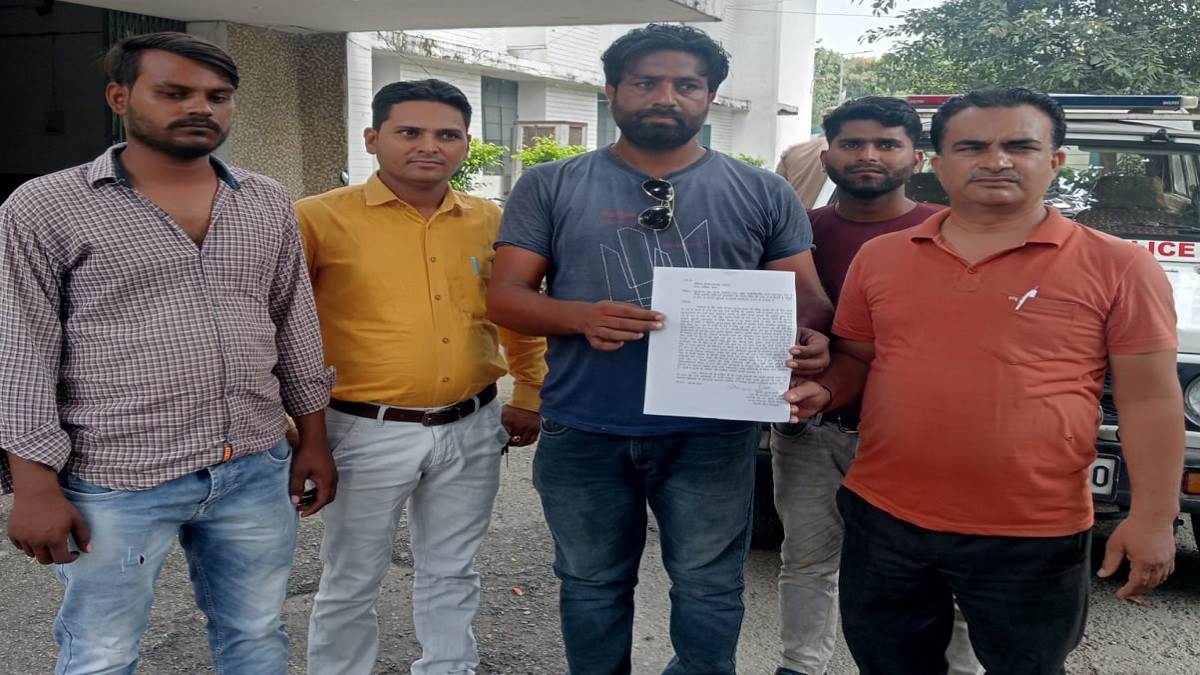 meerut news demonstration at adg office against inspector for unearthing fake theft made serious allegations