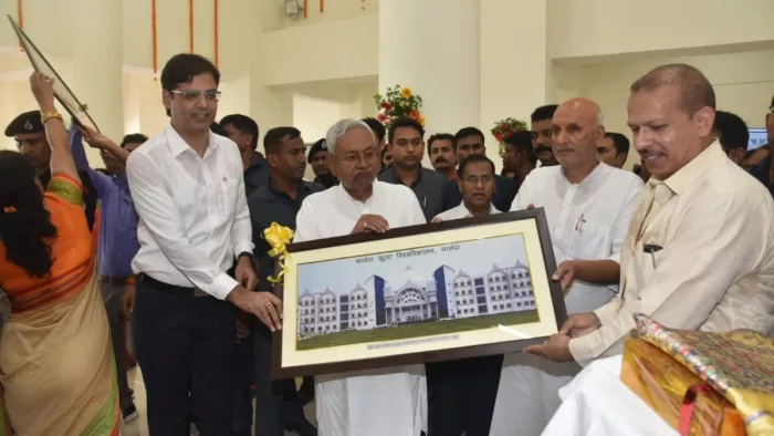 नालंदा ओपेन युनिवर्सिटी की नई बिल्डिंग के उद्घाटन के दौरान मुख्यमंत्री व अन्य। (जागरण फोटो)