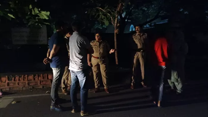 एसीपी वेव सिटी सलोनी अग्रवाल व एसएचओ क्रासिंग रिपब्लिक उमेश नैथानी, परिजनों को अंतिम संस्कार के लिए बना रहे दबाव।