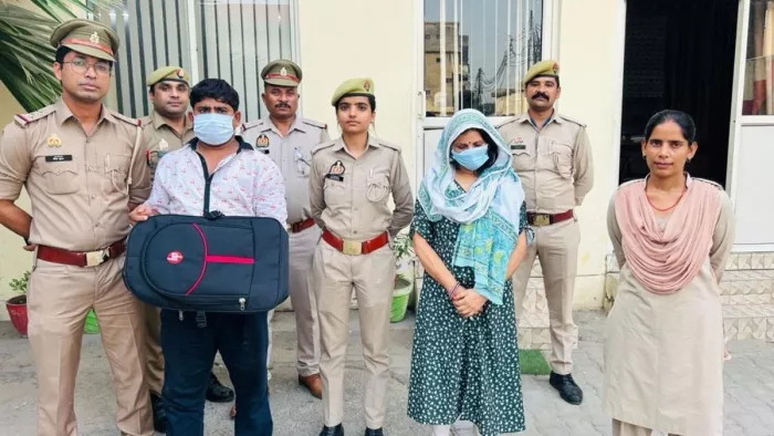 लोन दिलाने के नाम पर ठगी के आरोप में पुलिस ने महिला समेत दो आरोपितों को गिरफ्तार किया।