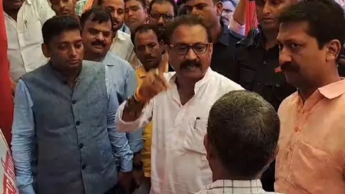 'अंतिम चेतावनी है... सुधर जाइए, वरना FIR कर जेल भिजवा देंगे', नीतीश के मंत्री ने अफसर को चेताया; वीडियो वायरल