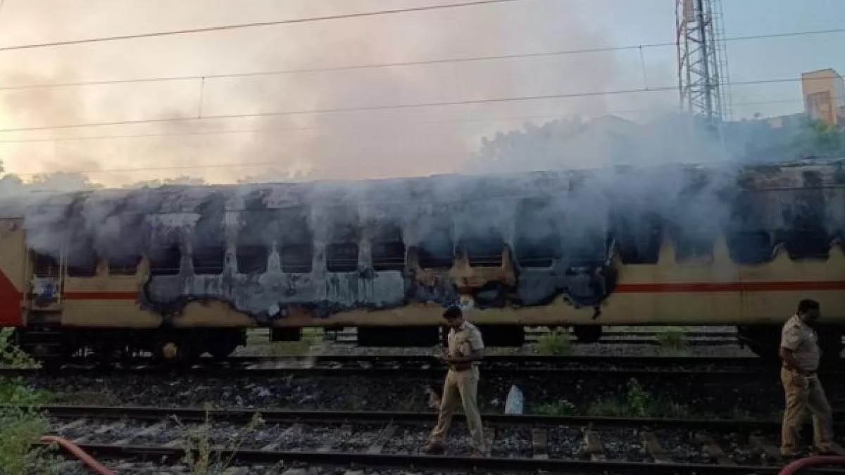 https://www.jagranimages.com/images/newimg/29082023/29_08_2023-madurai_express_fire_accident_23515792.jpg