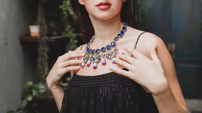 Necklace With Neck Designs: आउटफिट्स के साथ पहनें ये स्टाइलिश ज्वेलरी