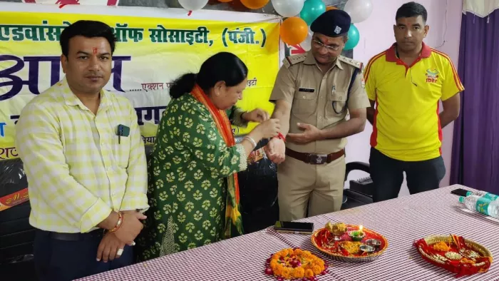 टीवी चैंपियन बेटियों ने पुलिस कर्मियों को बांधा रक्षा सूत्र