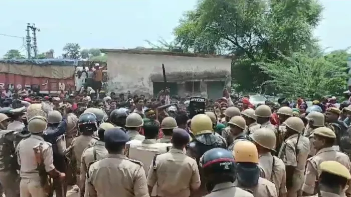 मामला दो समुदाय के बीच होने के कारण इलाके में तनाव व्याप्त