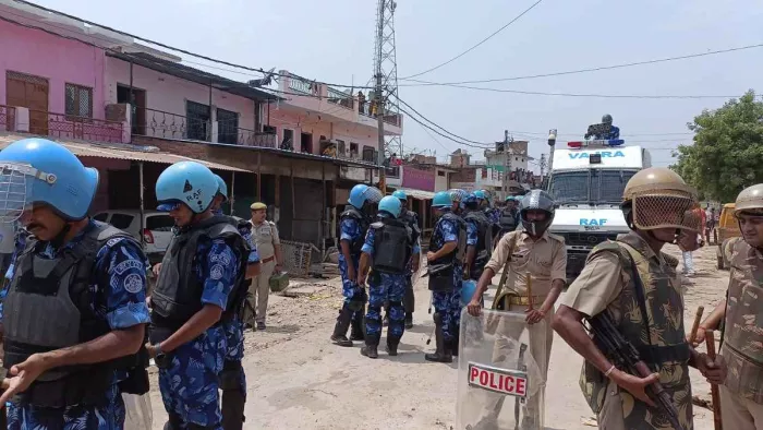 मामला दो समुदाय के बीच होने के कारण इलाके में तनाव व्याप्त है।