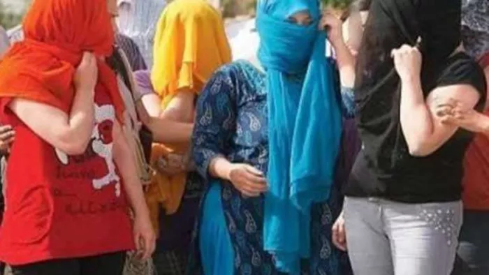 पुलिस की छापेनारी से मची अफरा-तफरी (प्रतिकात्मक फोटो)