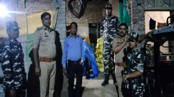 पतिला गांव में छापेमारी के दौरान बरामद तीस बोरी यूरिया के साथ संयुक्त टीम