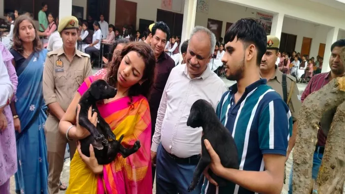 कस्तूरबा गांधी बालिका विद्यालय में पालतू स्वान के प्रति जागरूक करतीं डीएम। जागरण
