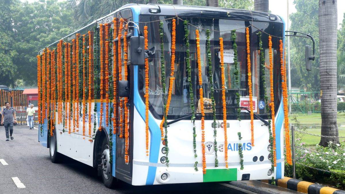 https://www.jagranimages.com/images/newimg/29082025/29_08_2025-aiims_buses_24029541.jpg
