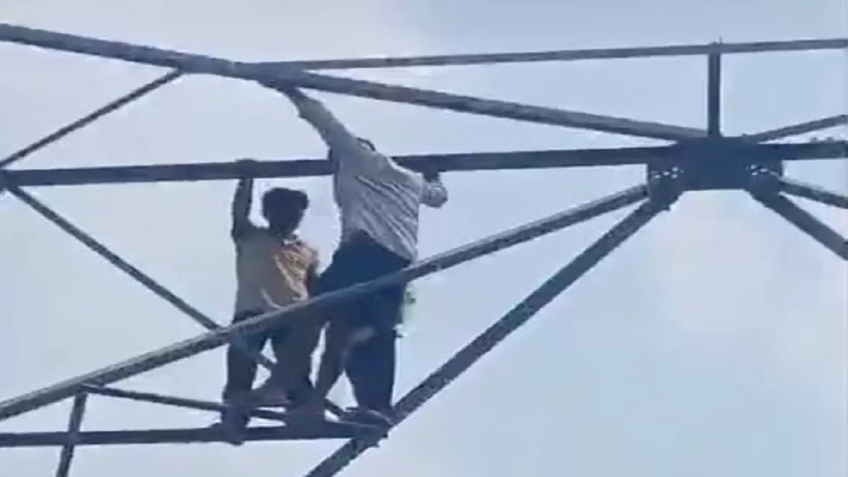 प्रयागराज में  'लेडी वीरू' का हाई वोल्टेज ड्रामा, बिजली के टावर पर चढ़कर बोली- शादी तो उसी लड़के से करूंगी...