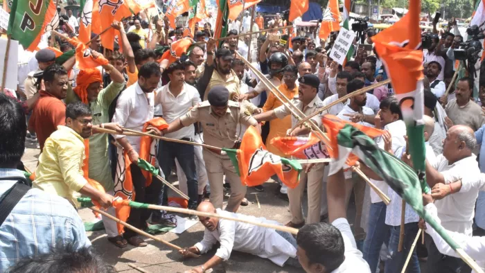 PM के खिलाफ अपशब्द पर पटना में बवाल, कांग्रेस दफ्तर पर भाजपा के हल्ला बोल;  पथराव और तोड़फोड़ - Chaos in Patna over abusive language against PM,  lathicharge took place amid BJP's