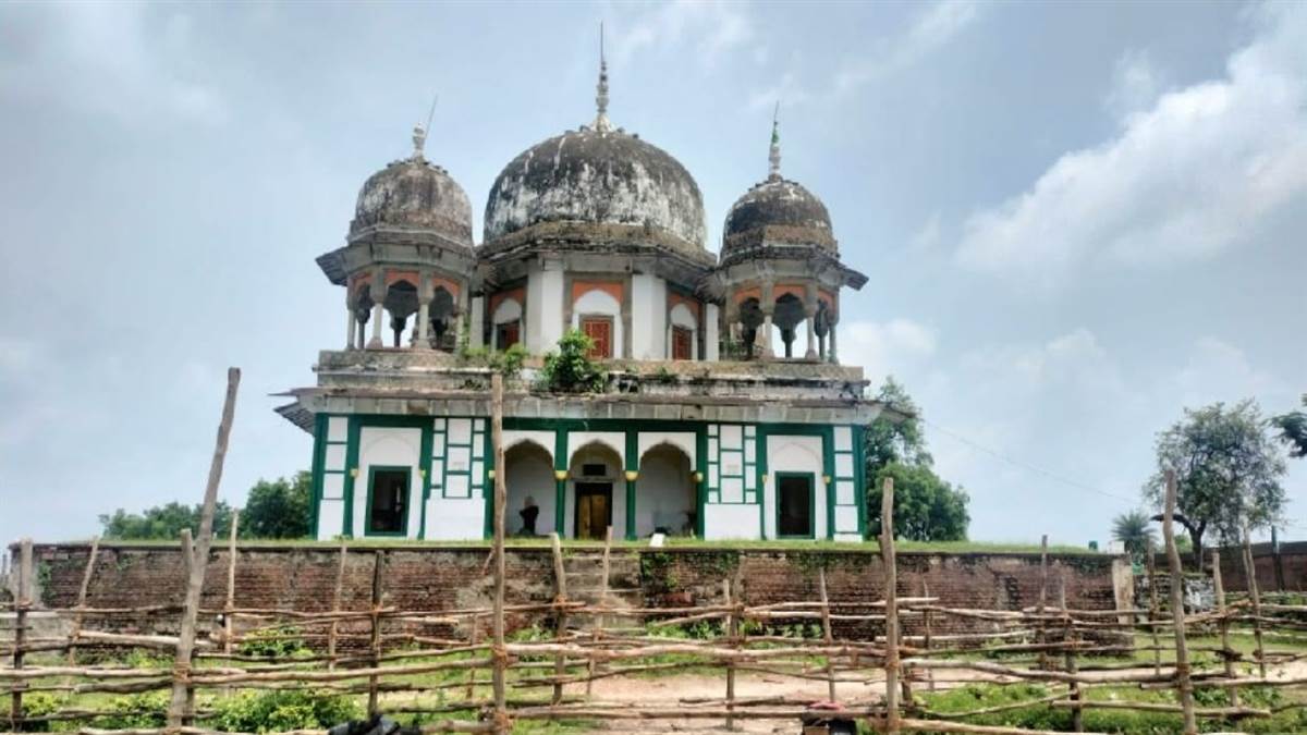 https://www.jagranimages.com/images/newimg/29082025/29_08_2025-fatehpur_tomb_temple_dispute_1_24029434.jpg