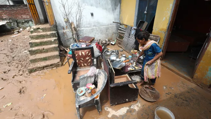प्रभावित लोग प्रशासन से मदद की गुहार लगा रहे हैं।