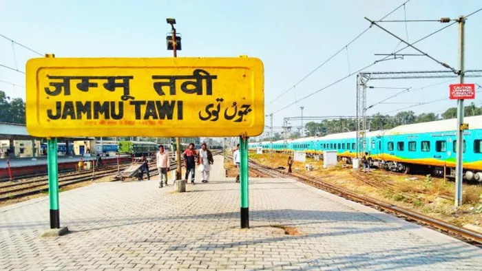 यात्री मौसम खराब होने की सूचनाओं से भी चिंतित हैं।