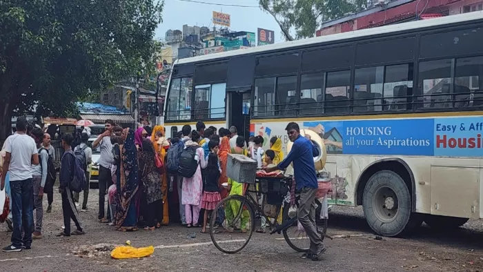 यात्रा स्थगित होने से स्थानीय व्यापारियों को नुकसान हो रहा है।